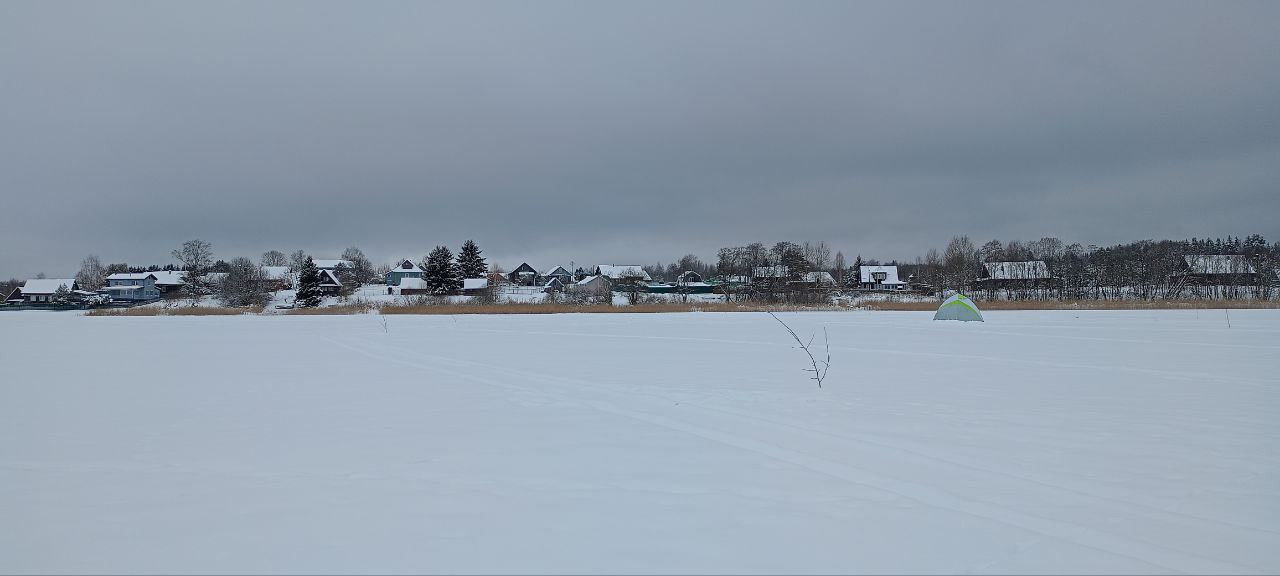 Одинокая палатка на белом просторе