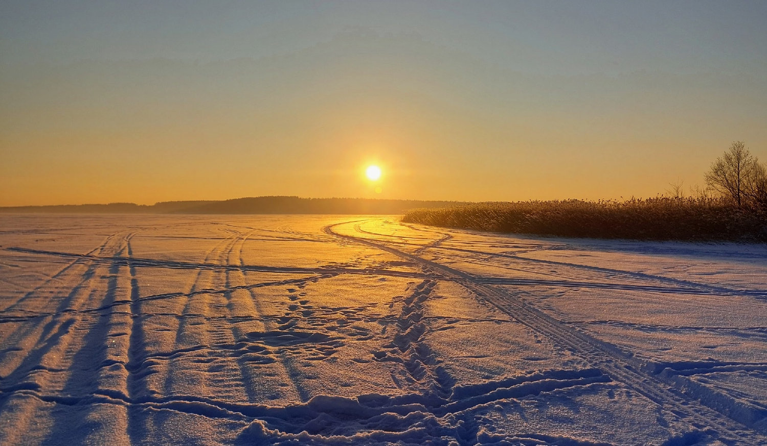 След снегохода ведёт к рассвету