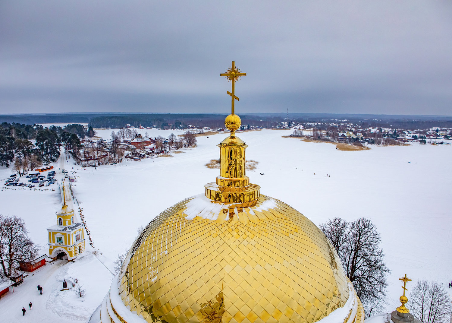 Золотой купол над замёрзшим озером