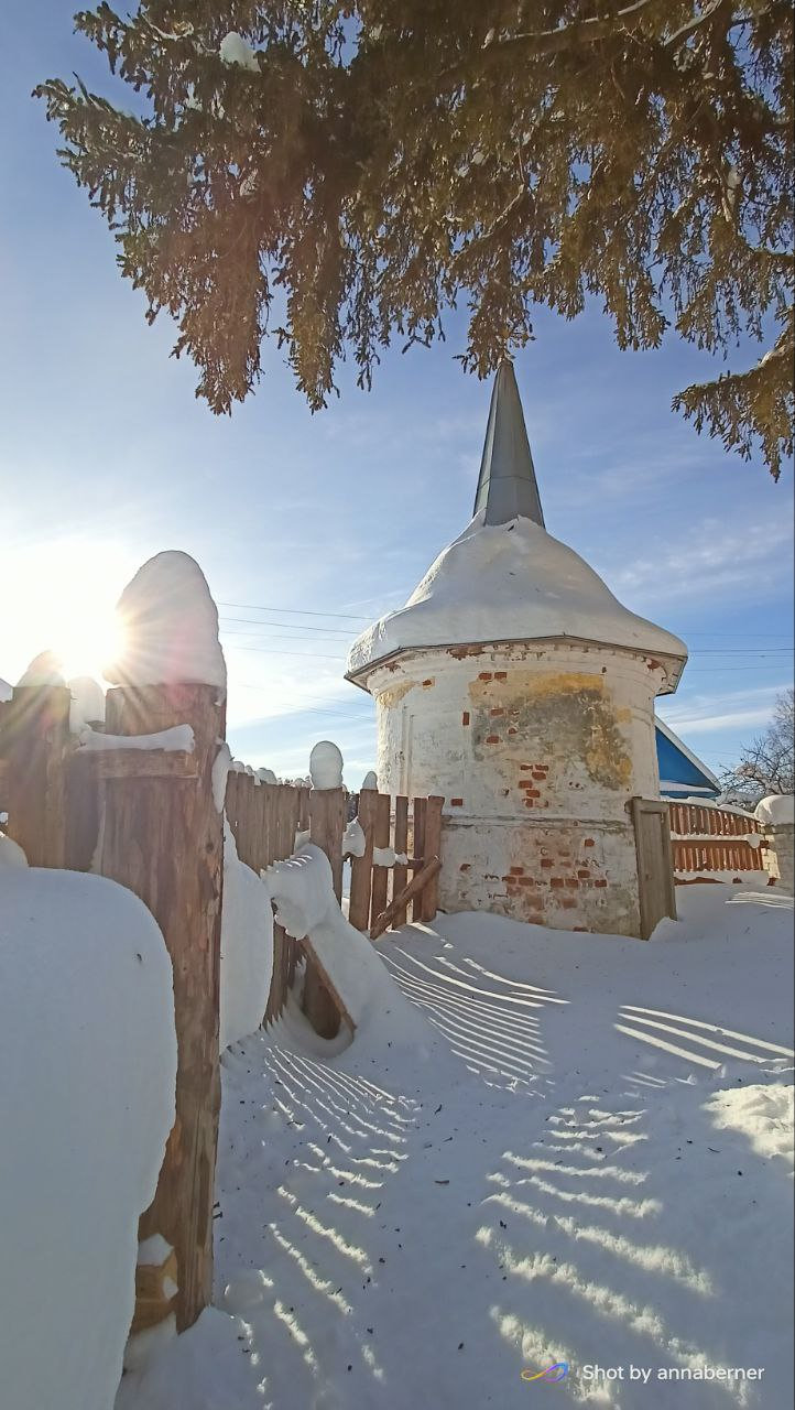 Снег и свет на старой башне