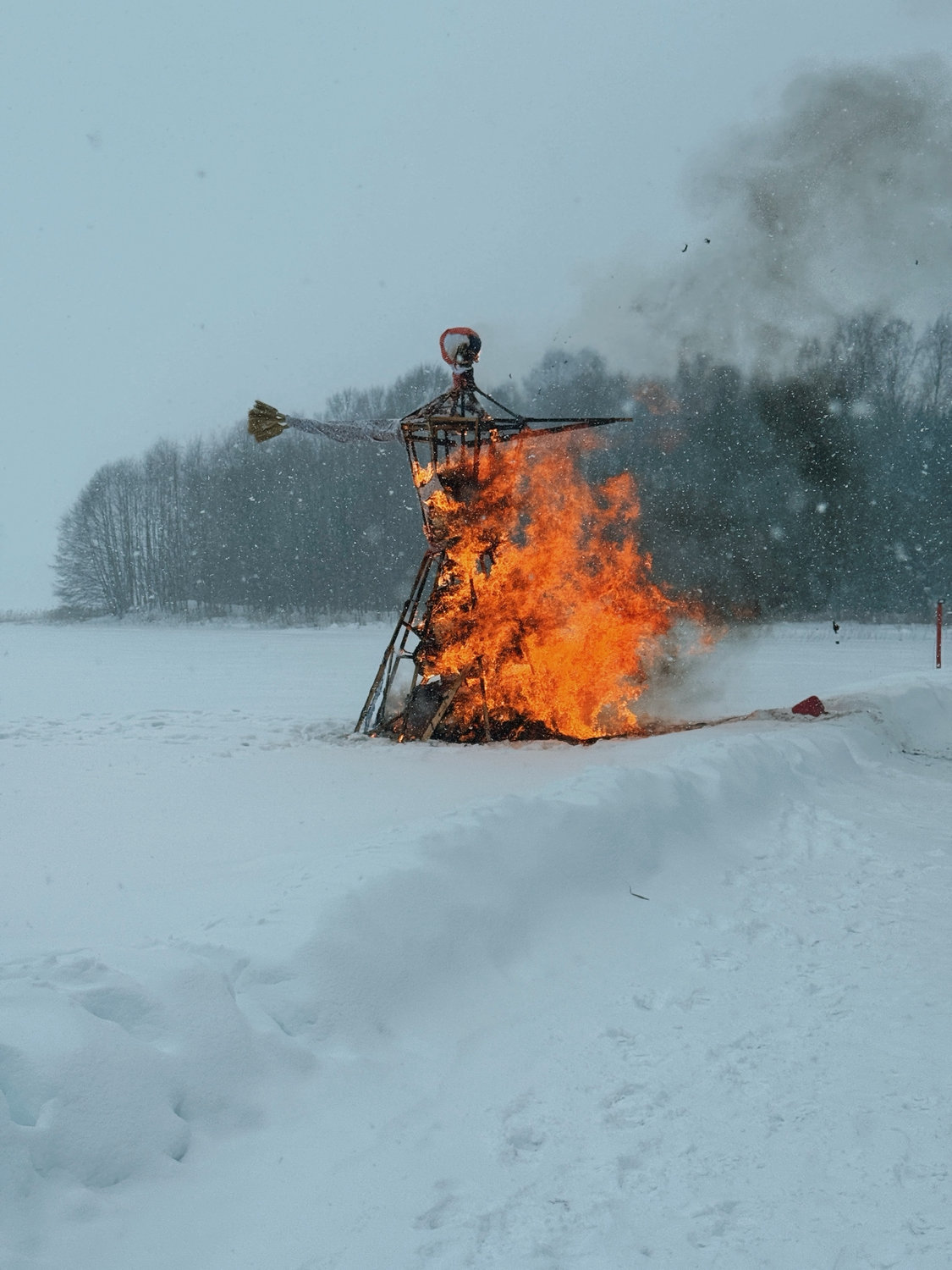Огонь в снегу: ритуал на кромке зимы