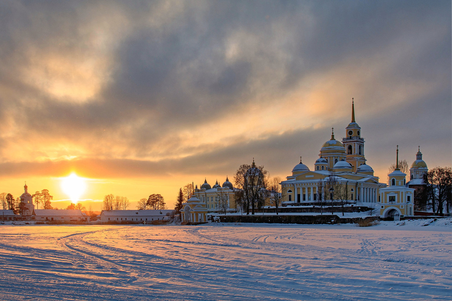 Золото заката на снежном берегу монастыря