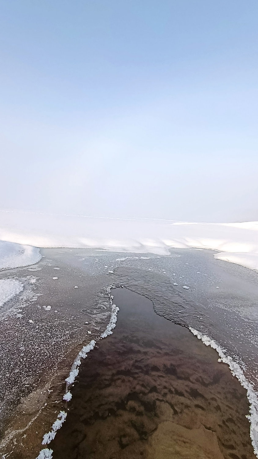 Трещина в зиме, где вода шепчет о весне