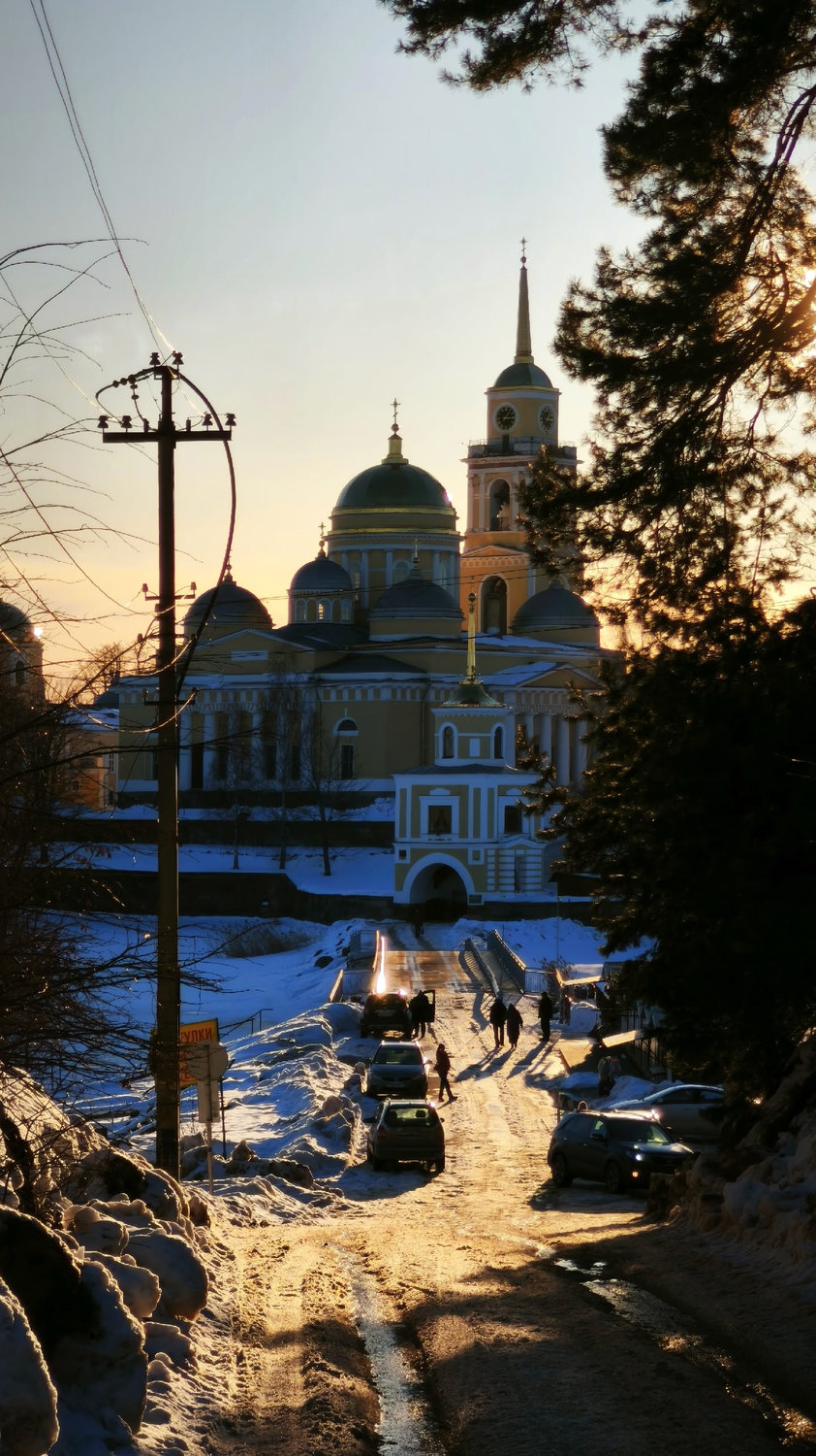 Зимний свет на дороге к храму