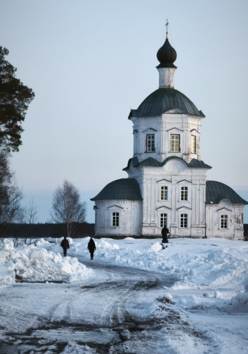 Белый храм в снежной тишине