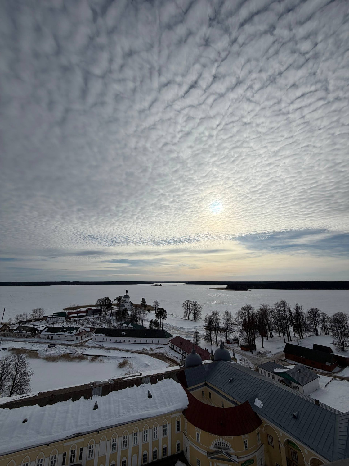 Солнце сквозь перистые облака над монастырём