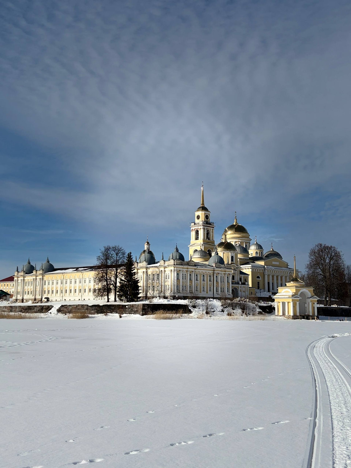 Зимний монастырь под небом в кружеве