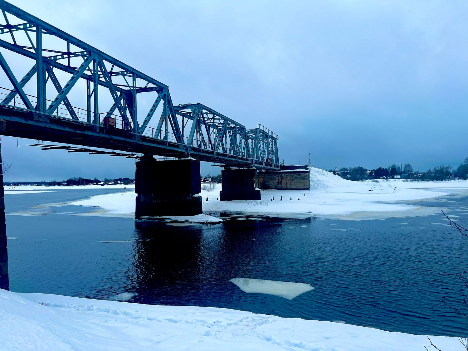 Мост над ледяной гладью