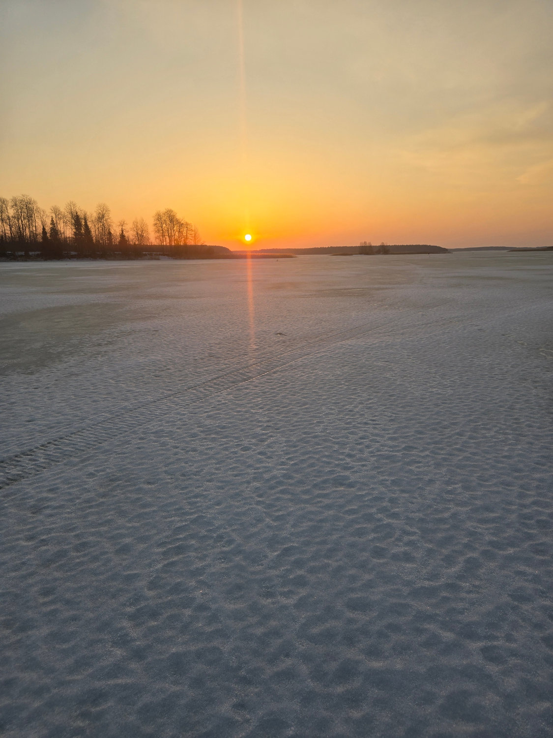 Ледяной ковёр под золотым закатом