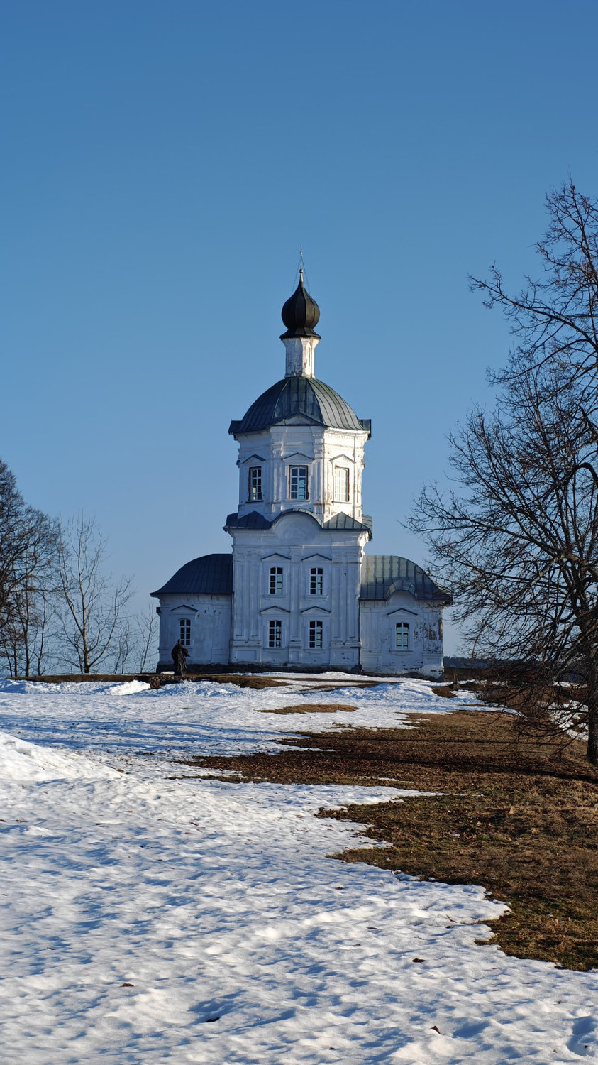 Белая церковь на краю зимы