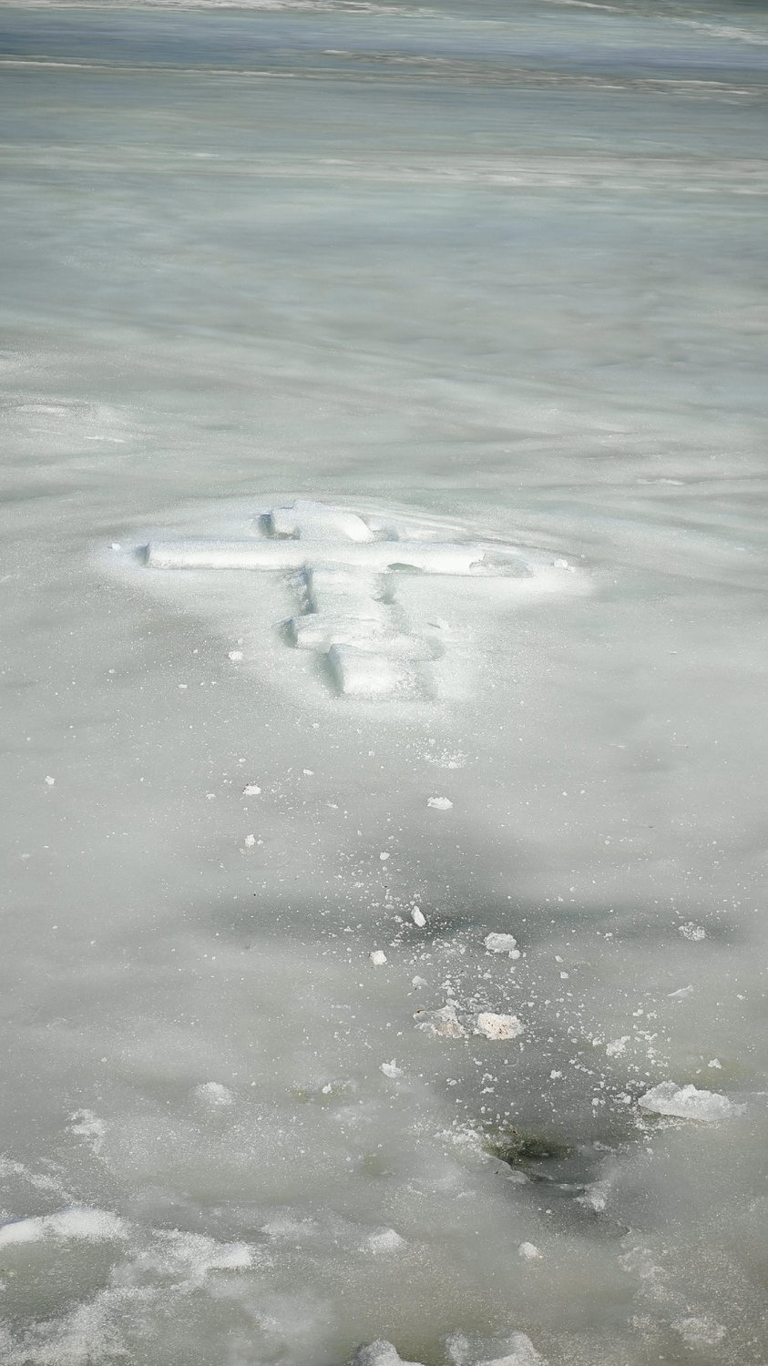 Крест в льду — тихий зимний намёк