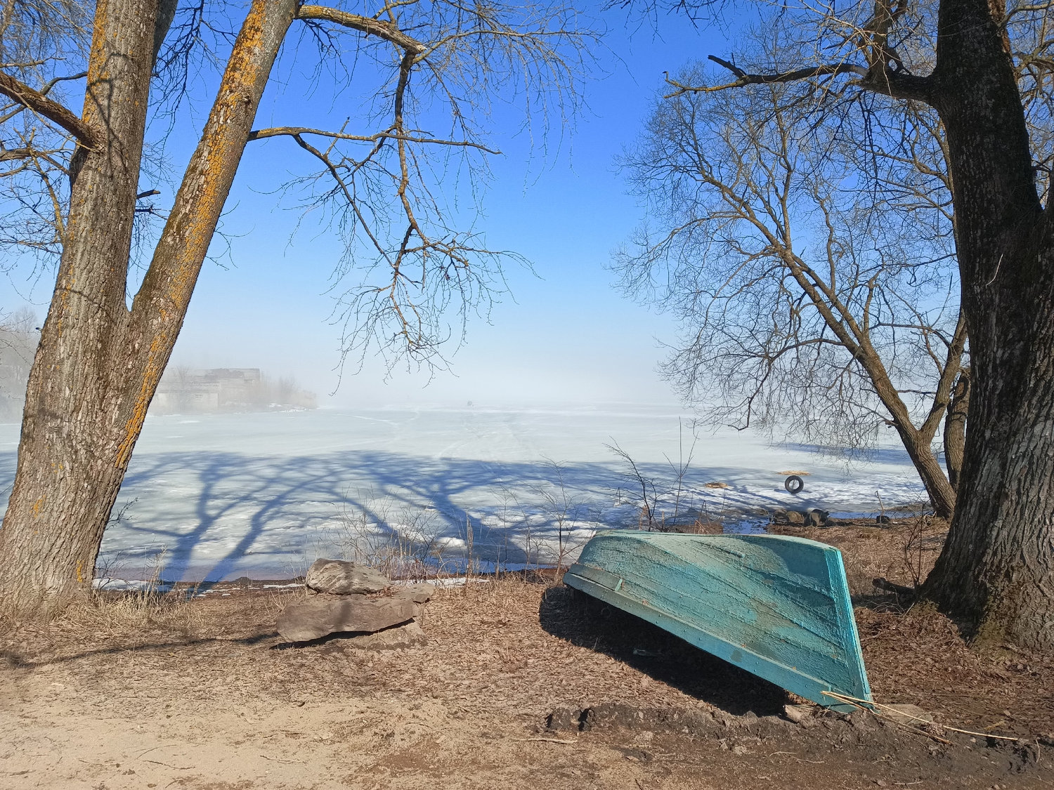 Лодка ждёт, пока лёд не растает