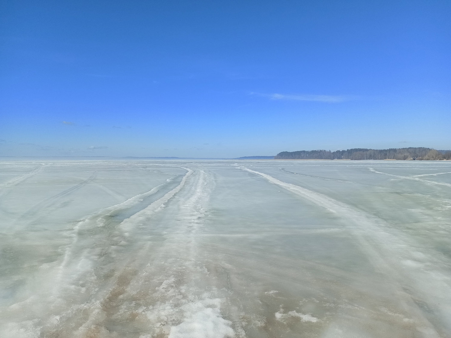 Ледяные тропы под синим небом