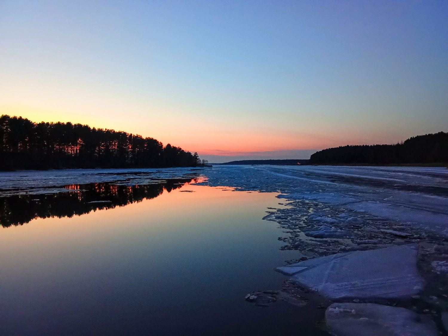 Закат плавит лёд на кромке зимы
