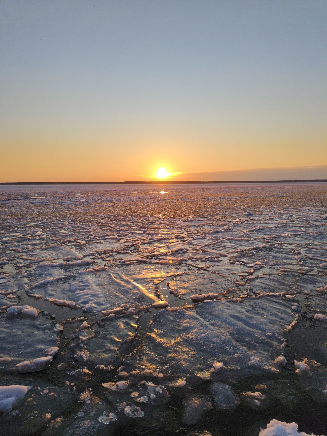 Солнце танцует на трещинах льда