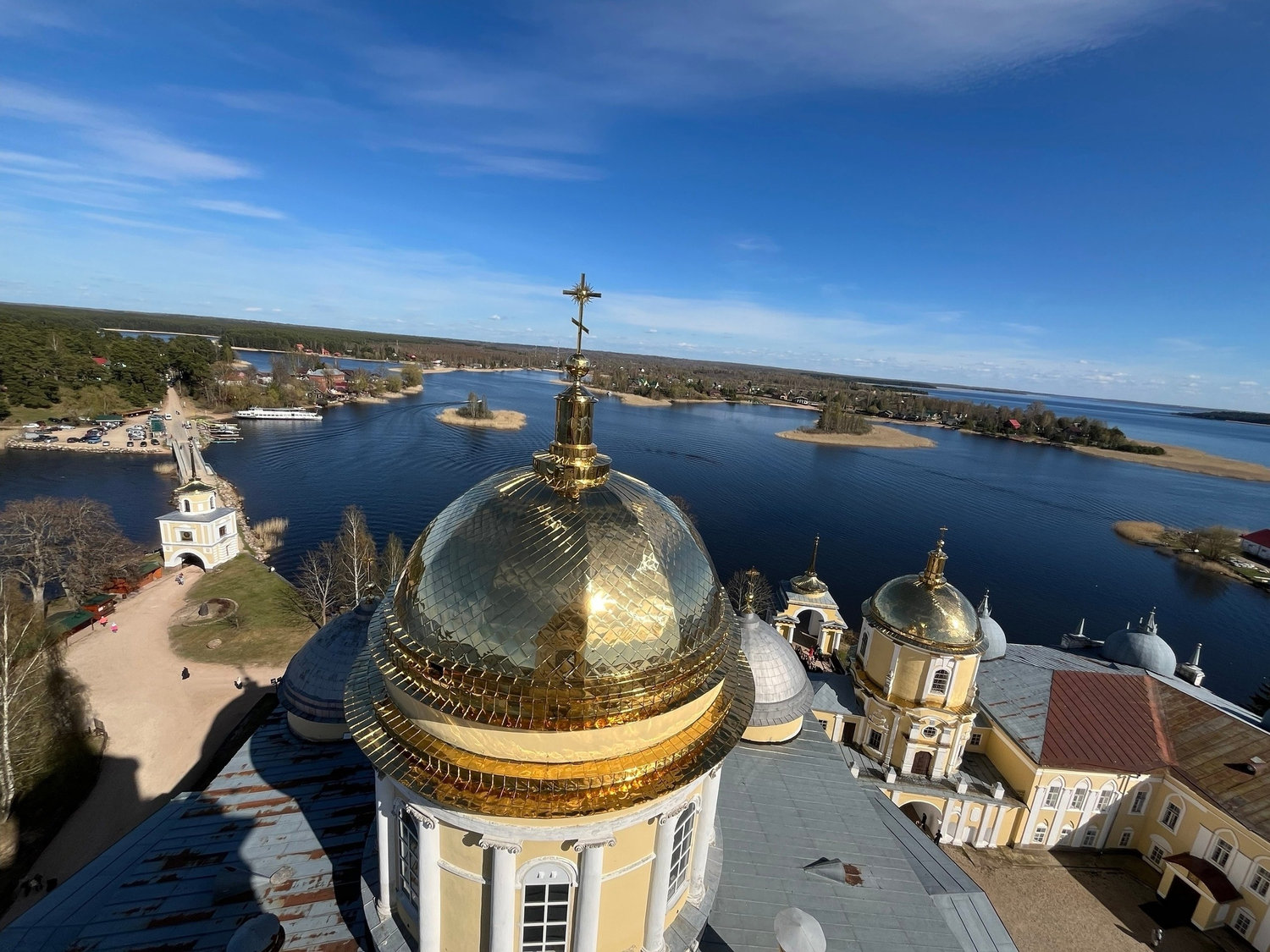 С высоты купола — озеро без края