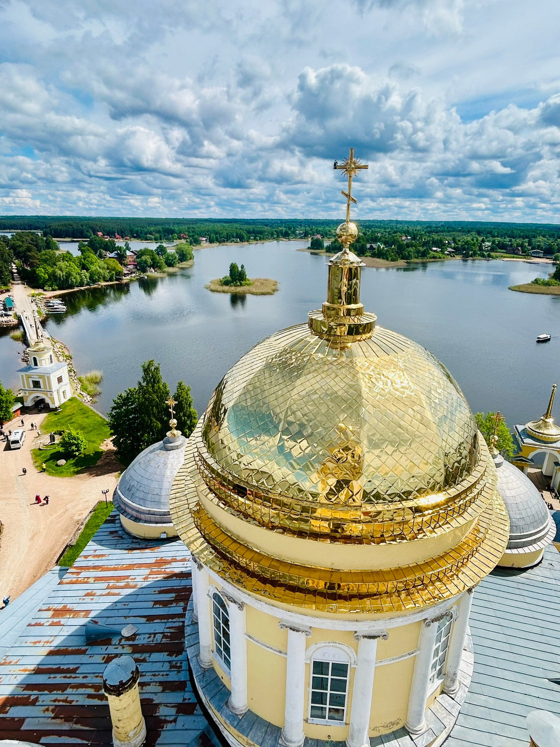 Золото купола над синевой озёрных плёсов