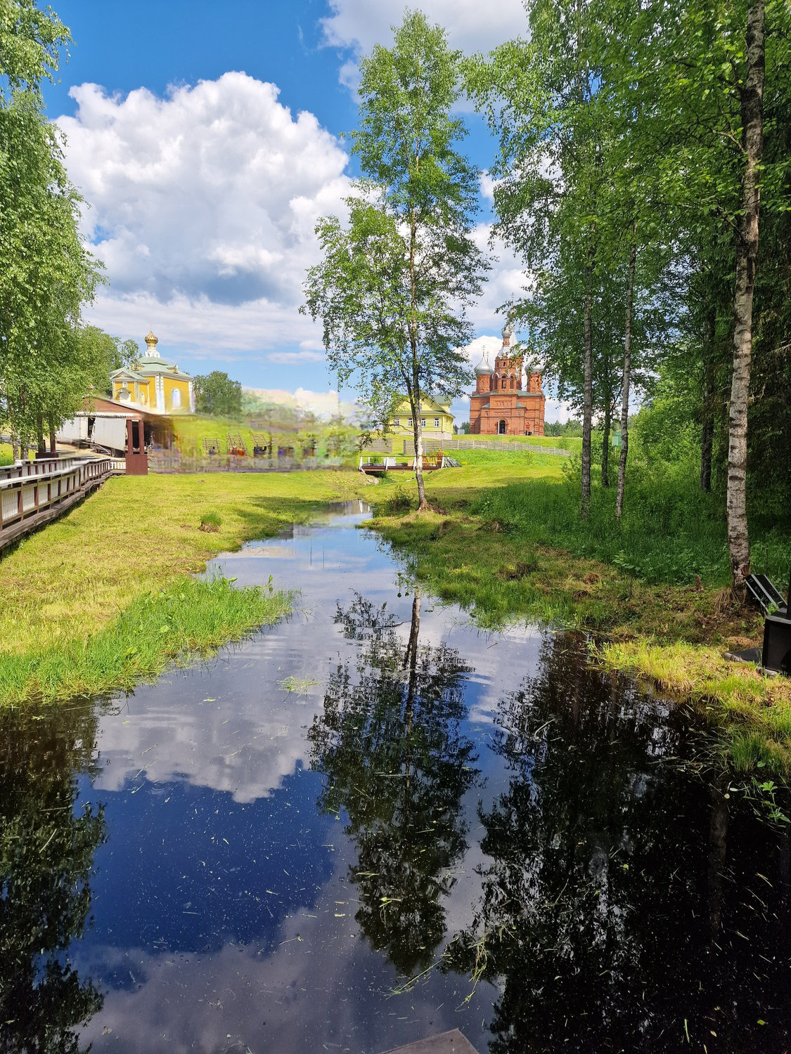 Красный кирпич и берёзы у тихой воды