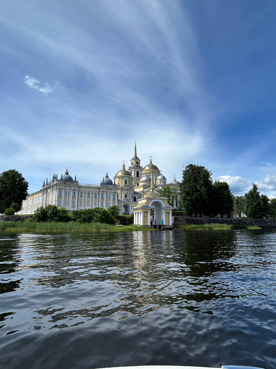 Пустынь смотрит в воду