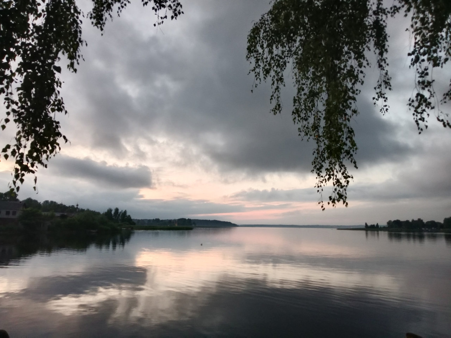 Берёза держит небо над водой