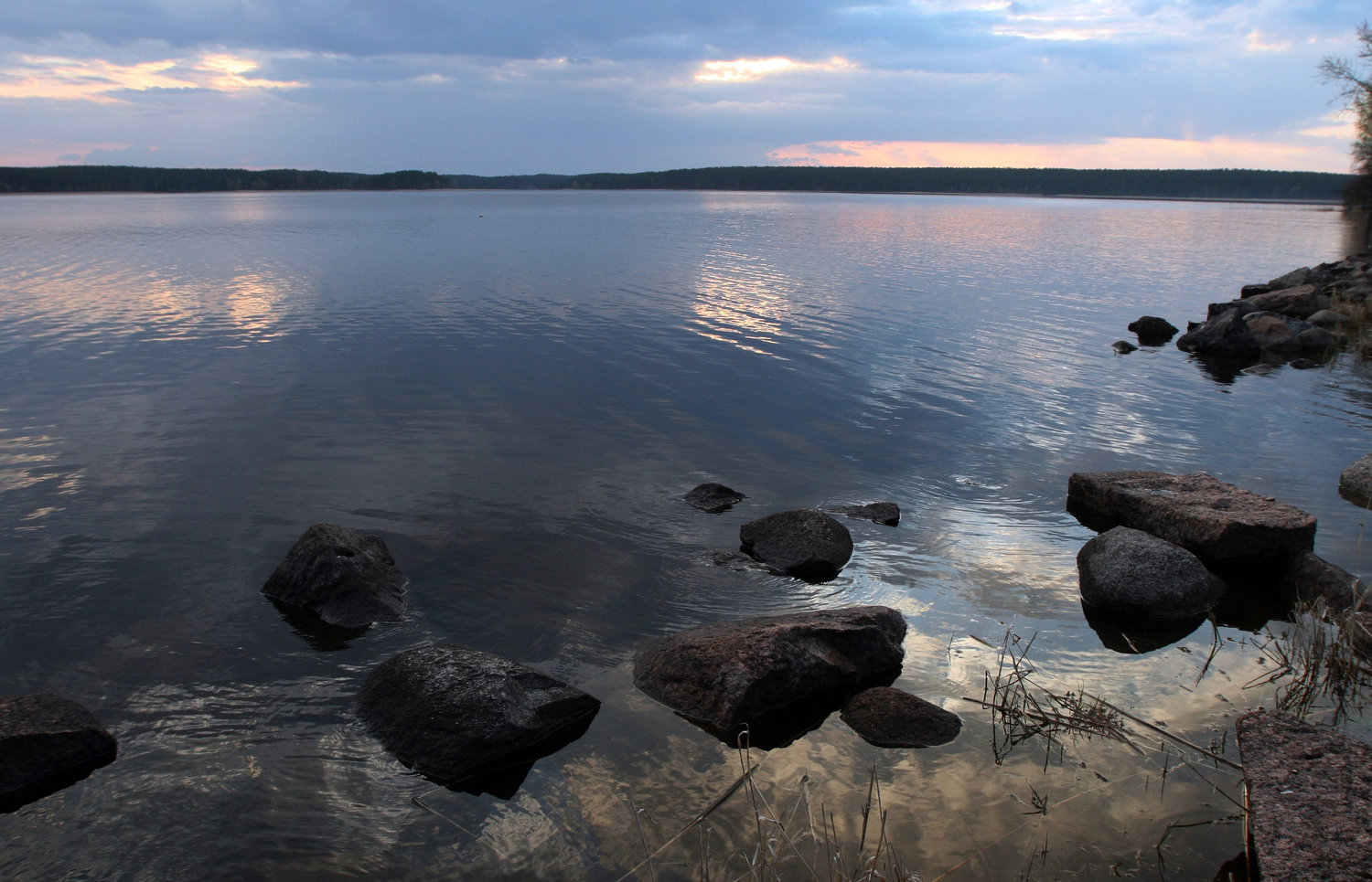 Камни слушают вечернюю воду