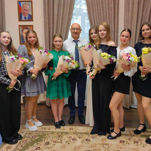Глава округа наградил выпускниц-медалисток и обсудил с ними будущее Осташкова