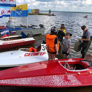 Юные водно-моторники и юнармейцы провели заезд в День ВМФ