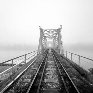 Мост исчезает в молочной дымке