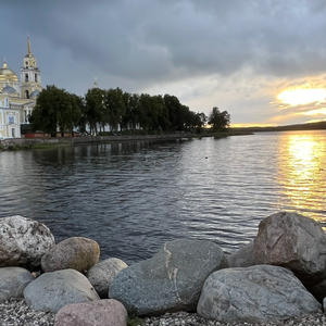 Золотая дорожка к белым куполам