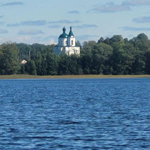 Береговая линия и купола вдали