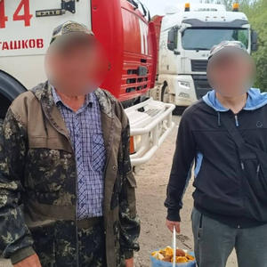 Спасатели вывели грибников из леса в районе деревни Хитино
