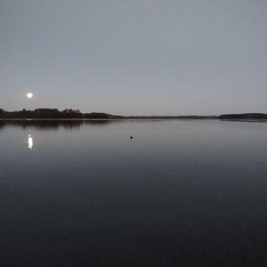 Лунное зеркало на воде