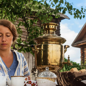 Галина Уланова у самовара в селигерской деревне Неприе
