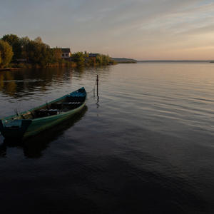 Зелёная лодка ждёт рассвета