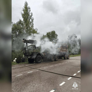 Пожар на автодороге: в Осташковском округе загорелся движущийся лесовоз