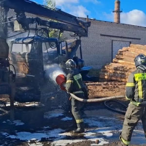 В Осташкове пожарные оперативно потушили загоревшийся лесовоз