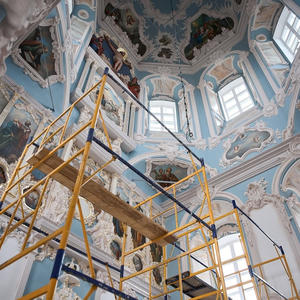 Телеведущие Ксения Бородина и Ольга Орлова посетили Нило-Столобенский монастырь и приняли участие в восстановлении церкви на Селигере
