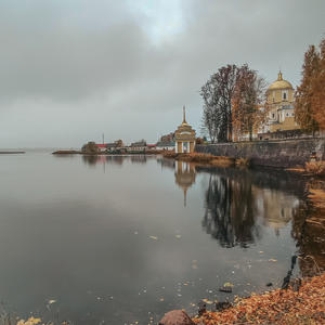 Осенняя тишина у монастырских стен