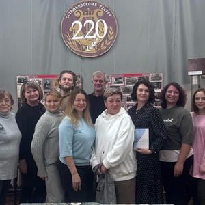 Актёры Осташковского театра познакомились с историей на выставке «Диковинки Осташкова XIX века»