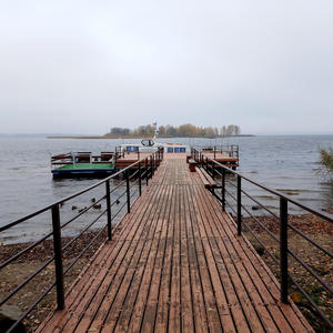 Причал уходит в серое молчание