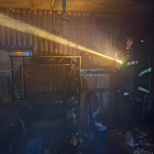 В Осташкове пожарные спасли мужчину из горящего дома