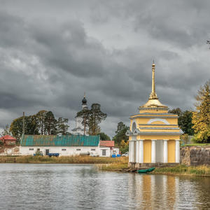 Свет пробивается сквозь грозовые облака