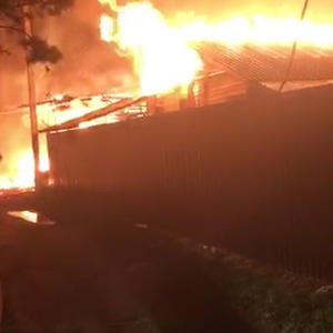 В деревне Никола-Рожок крупный пожар, горит несколько домов