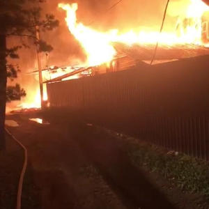 В деревне Никола-Рожок крупный пожар, горит несколько домов