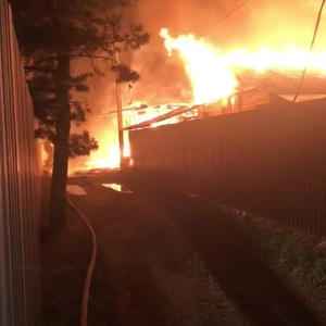 В деревне Никола-Рожок крупный пожар, горит несколько домов