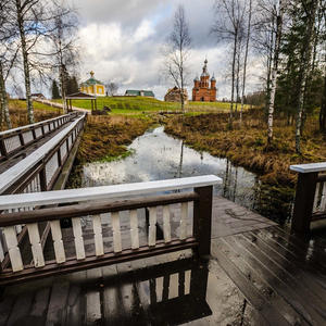 Деревянный мост ведёт к куполам