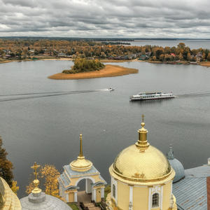 Золотые купола над осенней водой