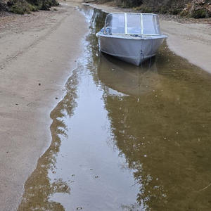 Лодка в луже — отражение леса