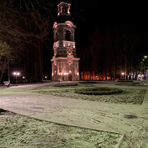 Колокольня в свете зимней ночи