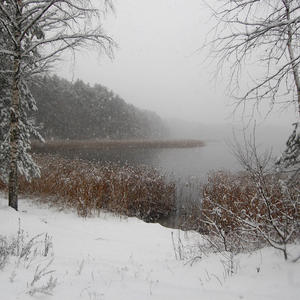 Снегопад стирает границы воды и неба